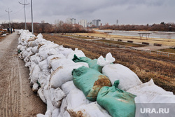 Укрепление дамбы от Омского моста до Бульвара Солнечный. Курган, дамба кургана, строительство, мешки с песком