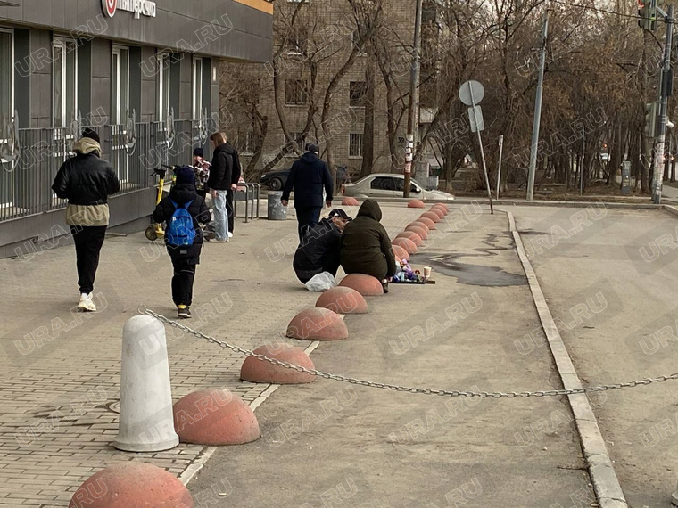 Родители ребенка переживают трагедию у небольшого стихийного мемориала
