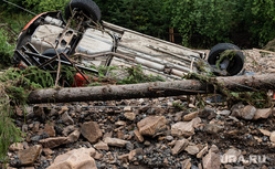 Последствия паводка в городе Нижние Серги. Свердловская область, паводок, перевернутая машина, наводнение, потоп, сель