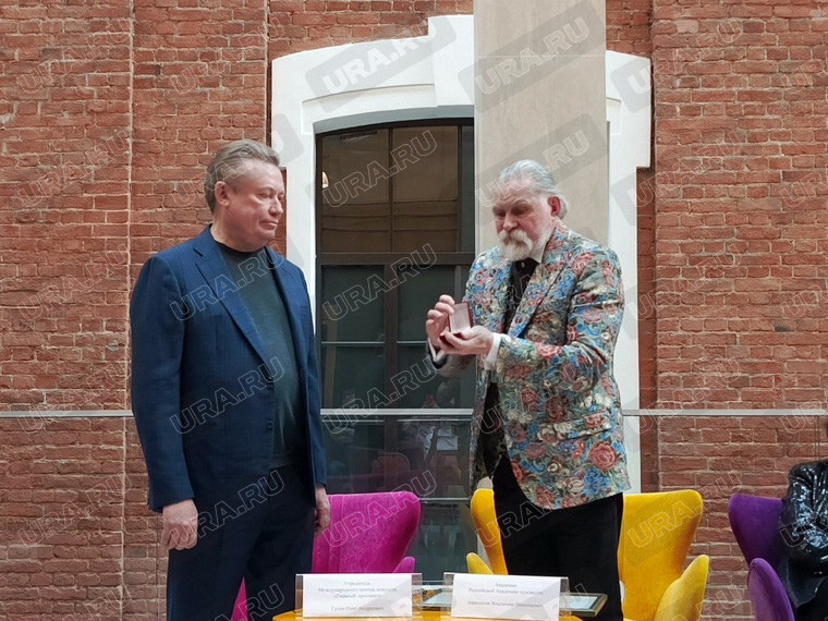 Член Российской академии художеств Владимир Анисимов (справа) вручил медаль Олегу Гусеву в Екатеринбурге