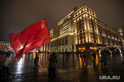 Москва, разное. Москва, красный флаг, флаг ссср, город москва, гостиница москва, манежная площадь, four seasons, вечер, дождь