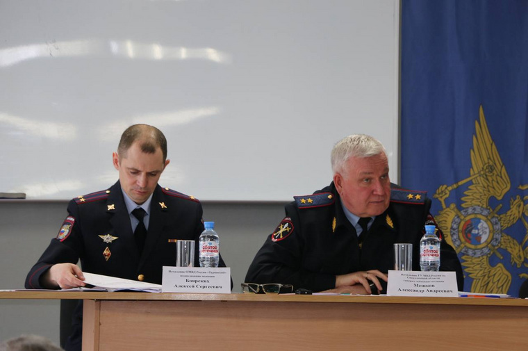Слева — Алексей Боярских (начальник ОВД Туринска), справа — шеф ГУ МВД Александр Мешков
