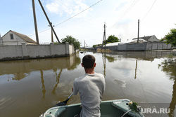 Паводок и наводнение после разрушения Каховской ГЭС в Херсонской области. Херсон, эвакуация, затопление, последствия, спасение, надувная лодка, паводок, наводнение, потоп, резиновая лодка, стихия, лодка, разлив, спасательный бот