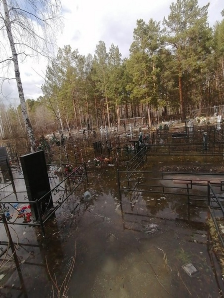 Талые воды подтопили кладбище
