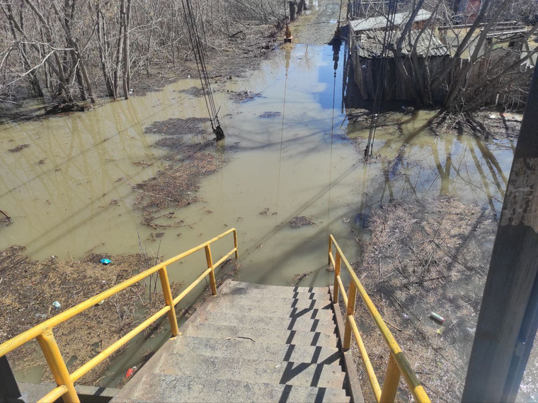 Вода затапливает подвесной мост в микрорайоне Вороновка