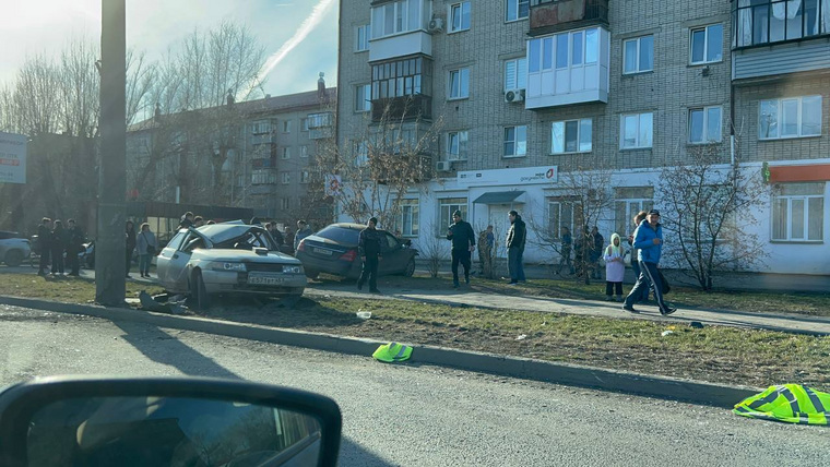 Водитель ВАЗ-2110 попал в больницу после того, как в него въехал Mercedes