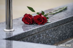 Похороны Евгения Кунгурова. Свердловская область, Заречный, розы, траур, скорбь, прощание, цветы, утрата