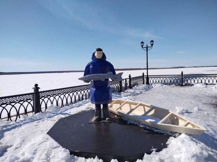 В речпорт Сургута (ХМАО) вернулся монумент рыбака, пропажу которого горожане заметили в феврале