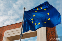 Флаг Европейского Союза и других стран, входящих и не входящих в ЕС. 28 марта 2024. Москва, флаг евросоюза, флаг ес, флаг европейского союза