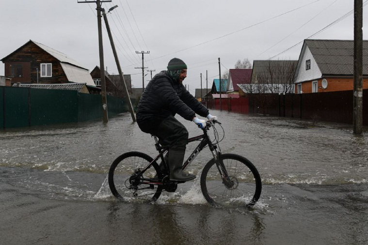 Местные жители передвигаются по воде на велосипедах и лодках