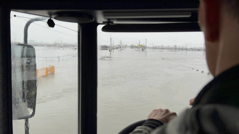 Курганцы переплывают затопленное шоссе Тюнина на вездеходе «Бурлак»