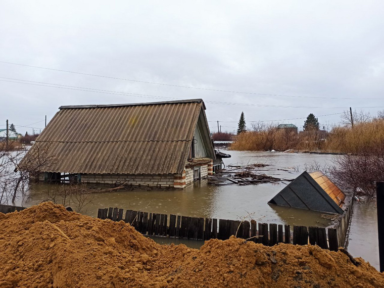 Туалеты и другие постройки плавают на затопленных участках