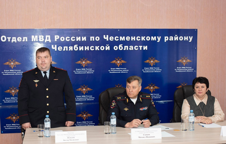 Михаил Скоков (в центре) представил личному составу чесменской полиции нового руководителя Виктора Шушунова (слева)