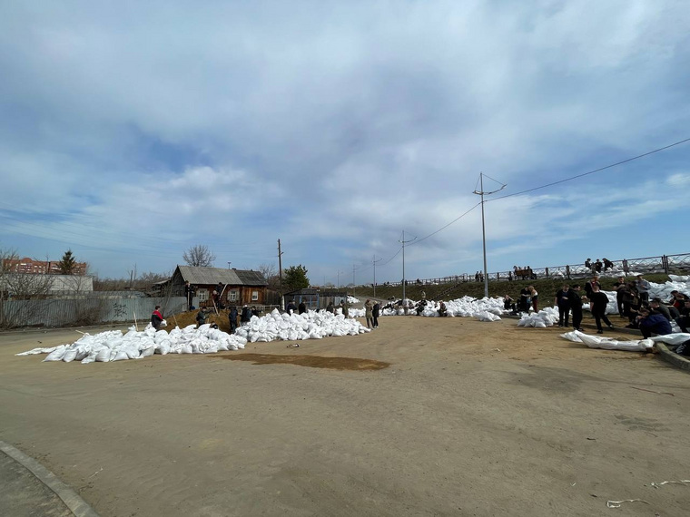 Волонтеры заготовили сотни новых мешков с глиной, чтобы ремонтировать дамбу