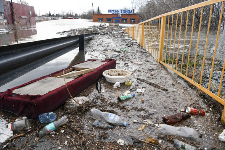Ко въезду на Кировский мост течением прибило мусор на правом берегу Тобола