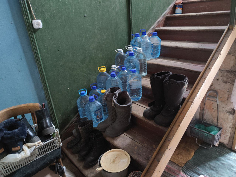 Жители сделали запасы бутилированной воды и закупили резиновые сапоги