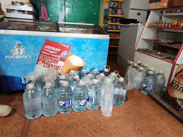 В магазине остался запас бутилированной воды