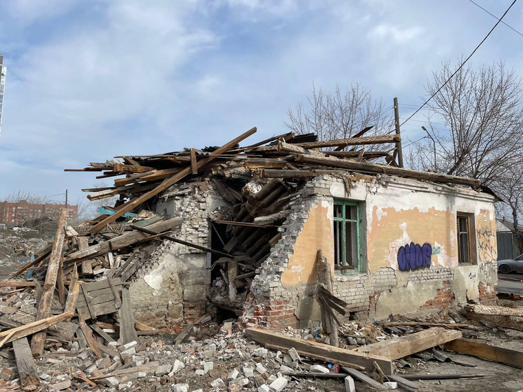 Аварийный дом на пересечения Красина — Климова уже давно был расселен