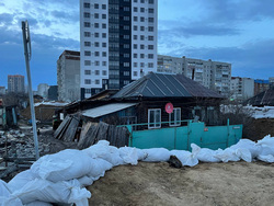 С ростом воды в Тоболе избушку на обрыве еще больше замуровали, чтобы защитить город от потопа