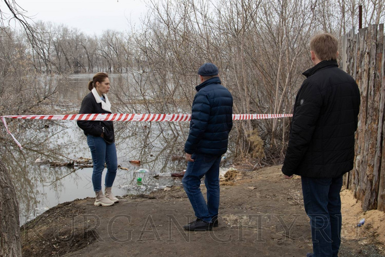Врип Кургана Анастасия Аргышева лично выехала на место, где была протечка дамбы