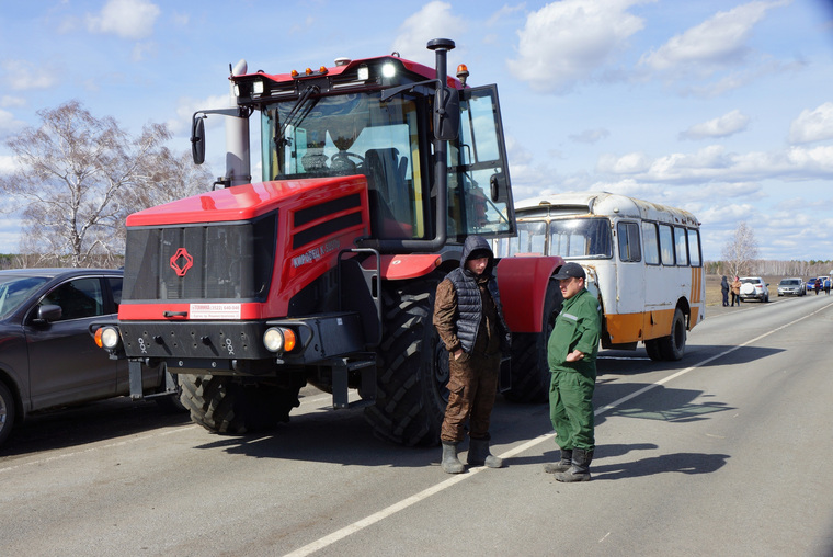 Жителям тонущего села Менщиково устроили переправу на Кировце с прицепленным автобусом