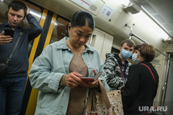 Виды Москвы. Москва, женщина, метро, смартфон в руке, пассажиры метро