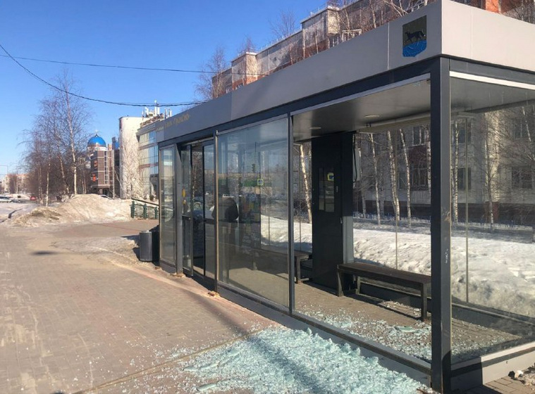 Остановки в Сургуте разрушили выстрелами из пневматического пистолета