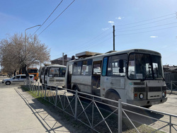 Автобусы собрались около Кировского моста для эвакуации местных жителей