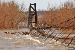 Мостовые конструкции не справляются с потоками воды (архивное фото)