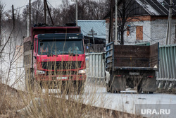 Свалка на Велижанском тракте горит. Тюмень, грузовик