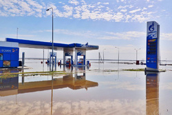В Кургане заправка ушла под воду
