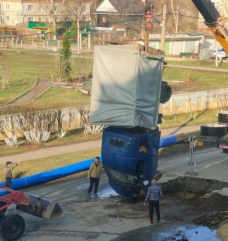 «Газель» из ямы доставали при помощи автокрана