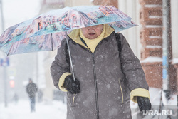Снегопад. Екатеринбург, снег, зима, непогода, женщина с зонтом, снегопад, зимиа