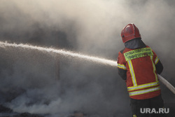 Пожар на складах. Екатеринбург, дым, тушение огня, пожарный в каске, локализация пожара