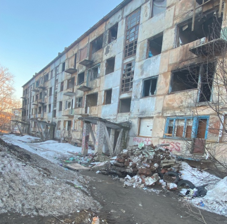 Березниковцы недовольны грязью и антисанитарией возле расселенного дома на проспекте Советском