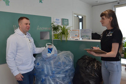 Волонтеры посетили ЯмалЭкоДом, где сдали пластик и макулатуру на переработку