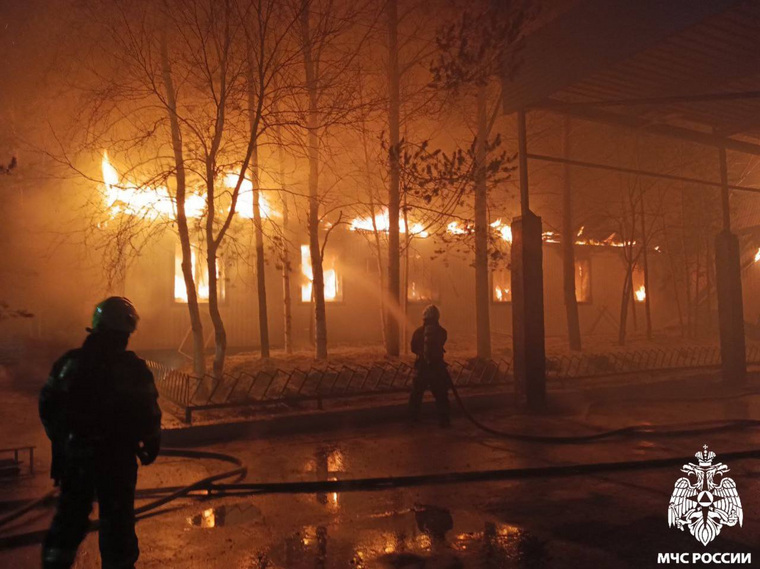 В ХМАО горит производственное здание