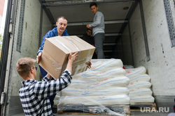 Отправка гуманитарной помощи на Донбасс. Челябинск , коробки, погрузка, мешки, груз, гуманитарная помощь донбассу
