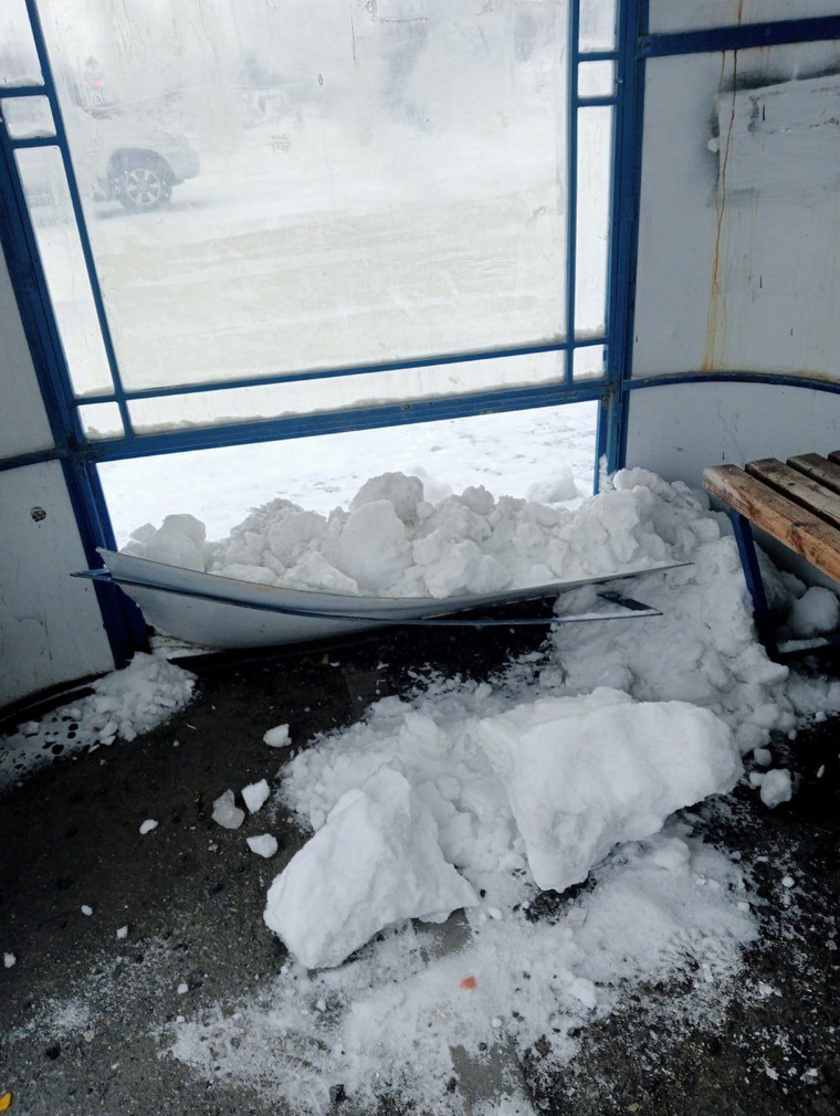 В Ноябрьске (ЯНАО) коммунальные службы повредили автобусную остановку в ходе уборки снега.