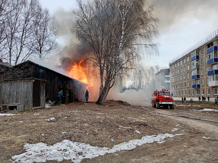 Деревянные постройки загорелись на улице Коммунистическая