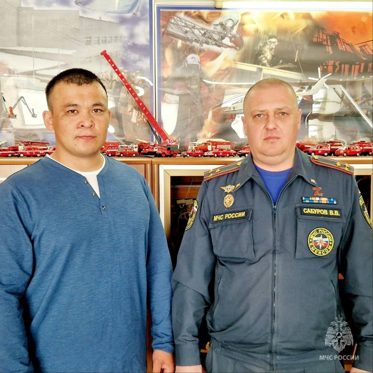 Ветеран СВО пожарный Нуржан с начальником ПСО-5 Виталием Сабуровым