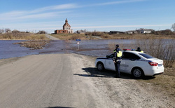 ГИБДД закрывает мосты в Свердловской области из-за наводнения. Фото