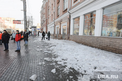 Тротуар со снегом с крыш. Челябинск, снег на тротуаре, тротуар, глыба льда, обрушение снега
