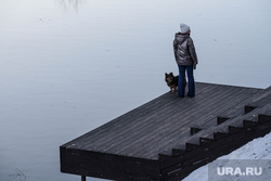 Свердловские зарисовки. Екатеринбург, прогулка, водоем, женщина с собакой, река кама, весна