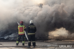 Пожар на складах. Екатеринбург, дым, тушение огня, локализация пожара, пожарные