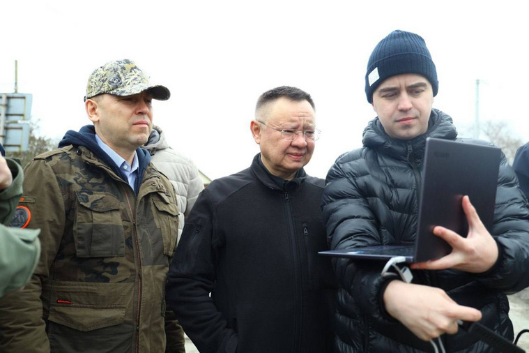 Глава Минстроя Ирек Файзуллин и губернатор Вадим Шумков осматривают последствия паводка