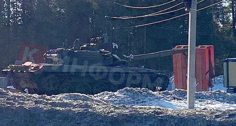 В Сургуте заметили танк, въезжающий в дачный кооператив