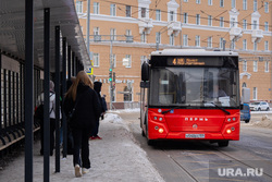 Общественный транспорт. Пермь, люди, общественный транспорт, автобус 4, общественная остановка, пассажироперевозки
