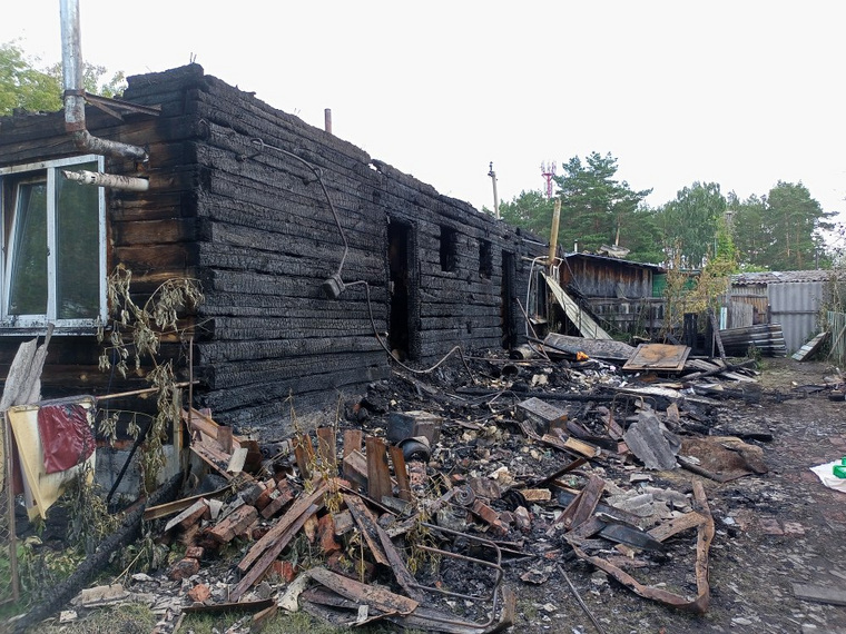 В Далматовском округе 19-летний юноша побил подругу, а потом пытался сжечь ее в доме вместе с матерью
