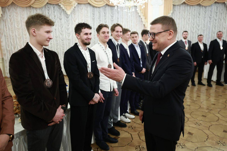 Президент ХК «Трактор» вручает медали хоккеистам «молодежки»